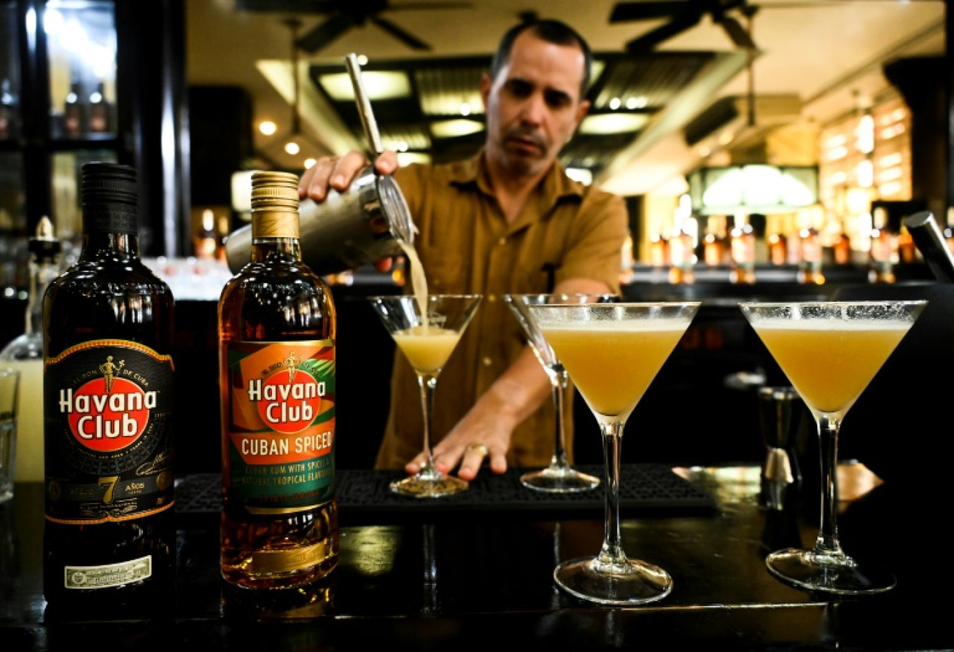 Un barman prépare des cocktails avec du rhum Havana Club au musée du rhum à La Havane, le 15 novembre 2022 © YAMIL LAGE