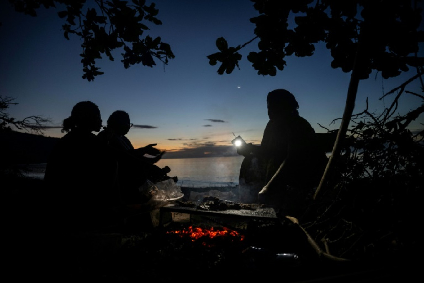 Des habitanst du sud de Mayotte fêtent  la nouvelle année Sur la plage des Trois Baobabs à M'bouanatsa, le 1er janvier 2025. © JULIEN DE ROSA