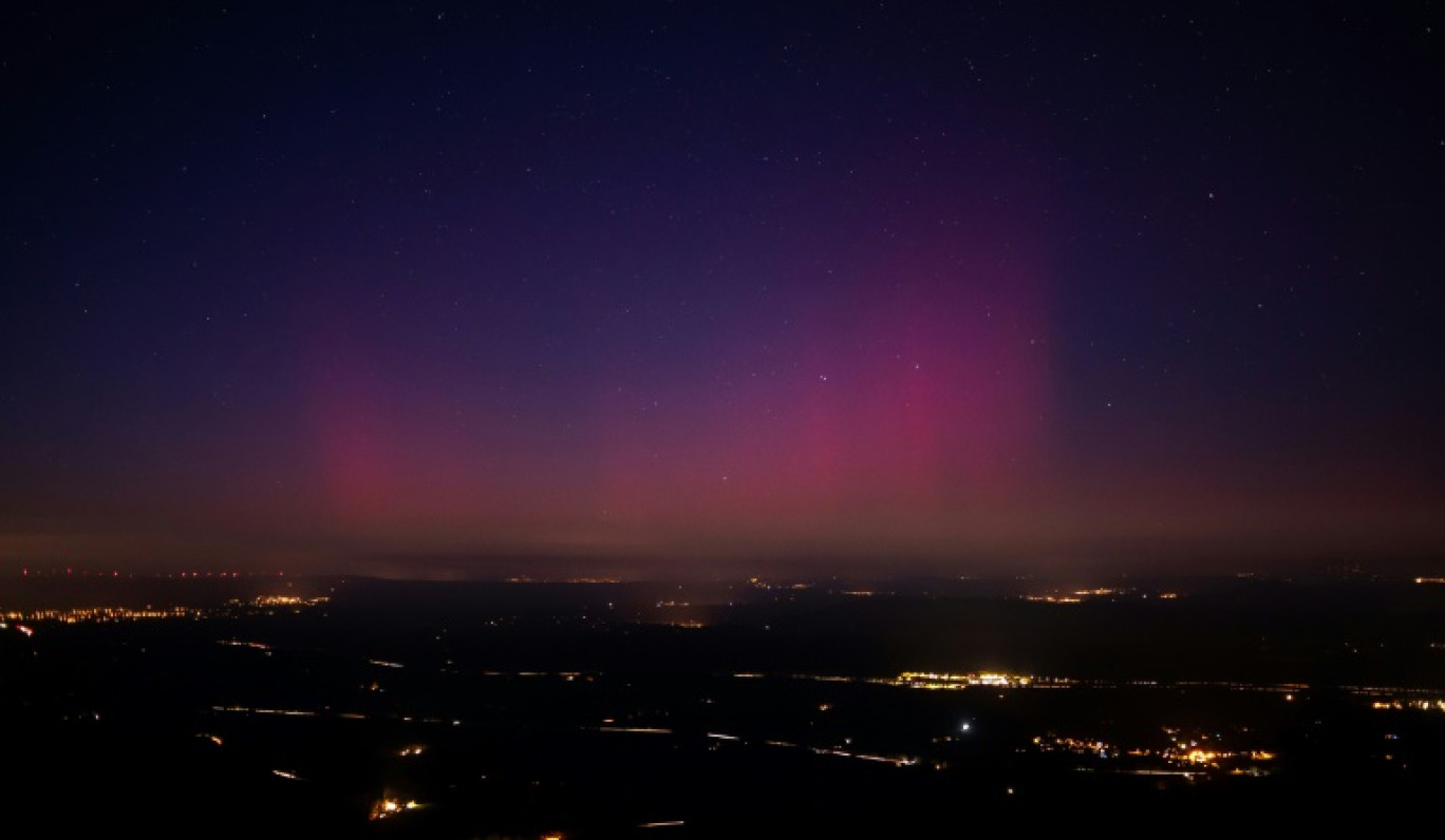 Des aurores boréales visibles dans le ciel au-dessus de La Roquebrussanne (Var), le 1er janvier 2023 © Yohan LAURITO