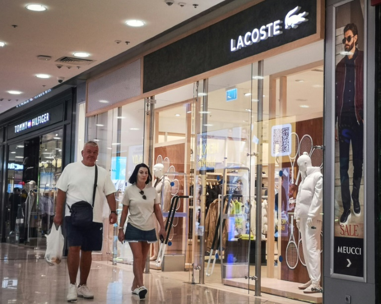 Une boutique Lacoste dans un centre commercial de Moscou le 9 septembre 2024, toujours ouverte malgré les sanctions occidentales contre la Russie © ALEXANDER NEMENOV