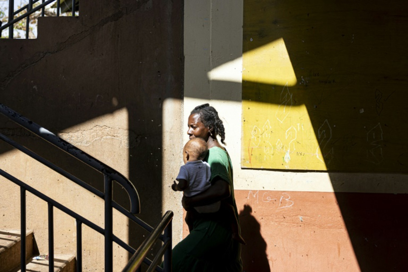 Une femme touchée par le cyclone Chido à l'école primaire Paulette Henry de Mamoudzou, le 29 décembre 2024 © PATRICK MEINHARDT