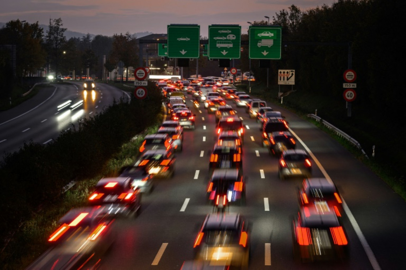 Les ventes de voitures neuves sont restées à un niveau très faible en France en 2024, avec 1.718.416 véhicules particuliers immatriculés © FABRICE COFFRINI