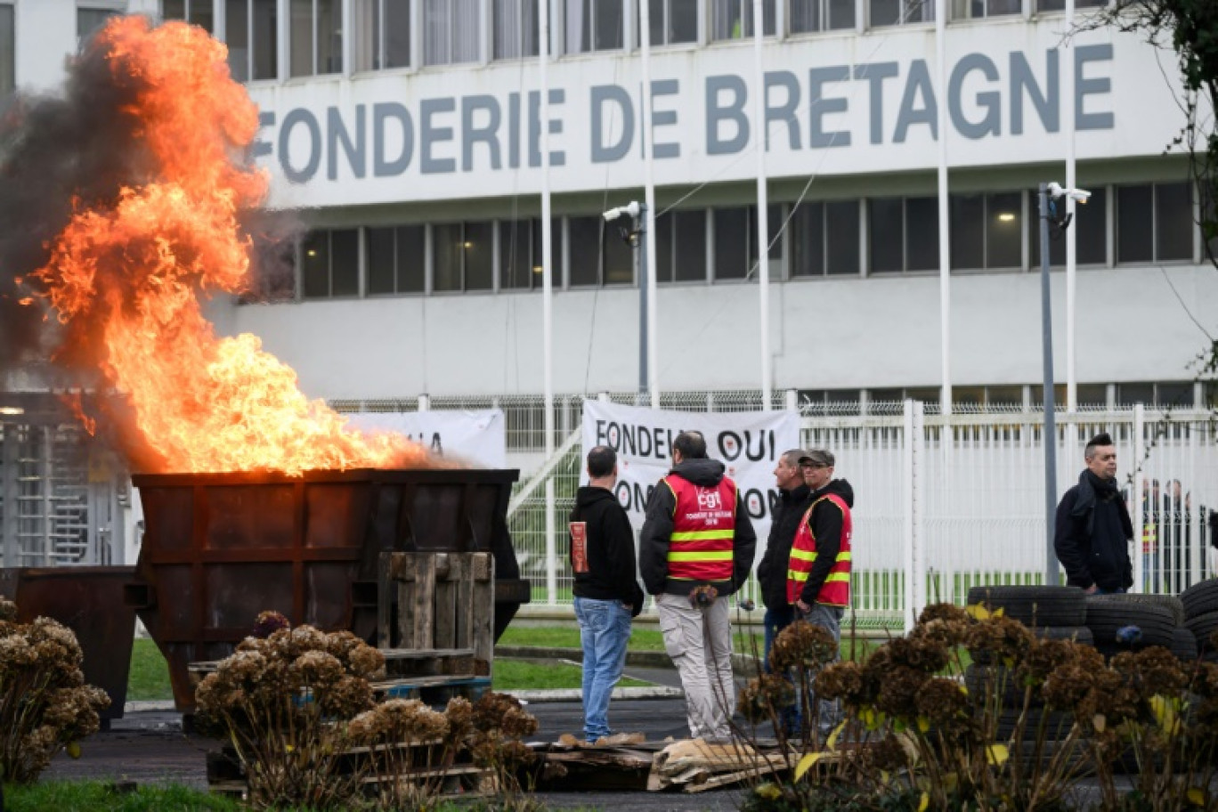 Des salariés et des syndicalistes CGT de la Fonderie de Bretagne, filiale de Renault, devant l'usine de Caudan (Morbihan) le 18 décembre 2024 © LOIC VENANCE