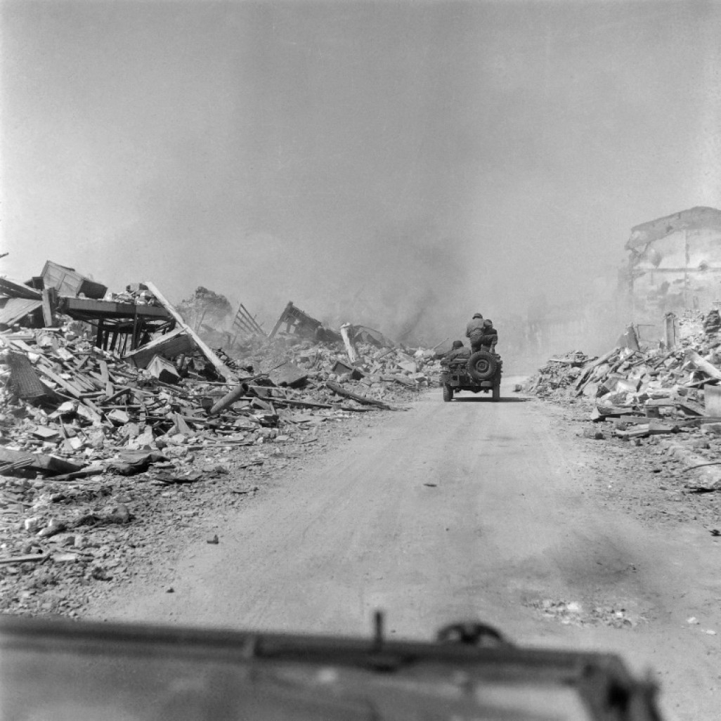 Une jeep alliée circule dans les rues de Royan, détruite, en avril 1945, en Charente-Maritime © -