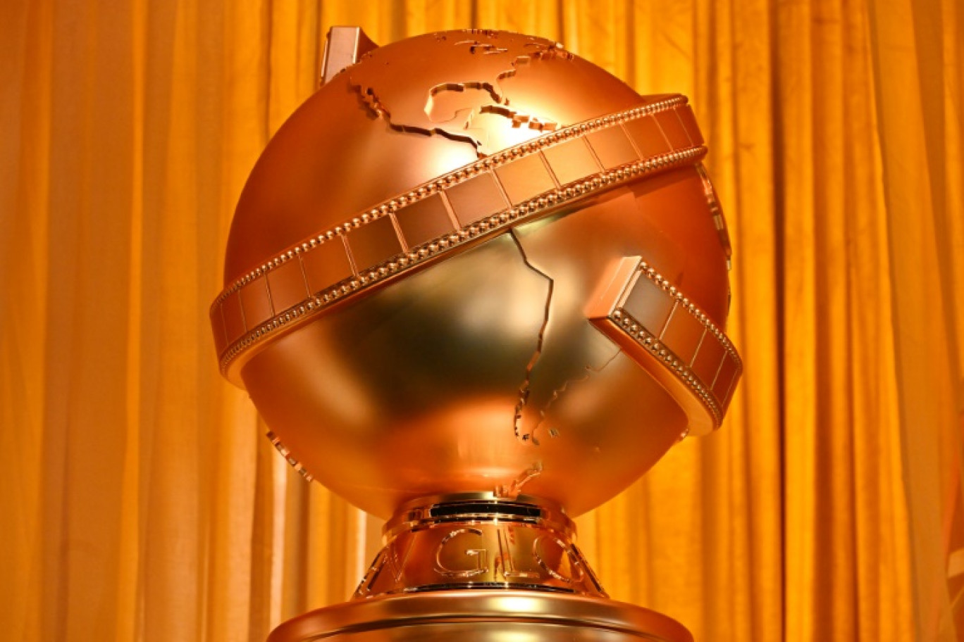 Une statue des Golden Globes, lors de la préparation de la 82e cérémonie à Beverly Hills, le 2 janvier 2025 © Robyn Beck