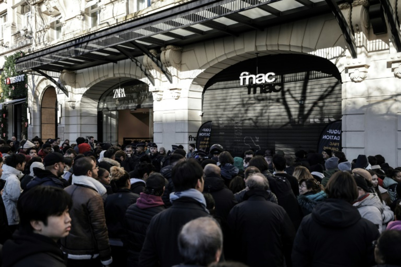 Foule devant la Fanc des Champs-Elysées, à Paris, avant une opération de déstockage, le 3 janvier 2025 © Thibaud MORITZ