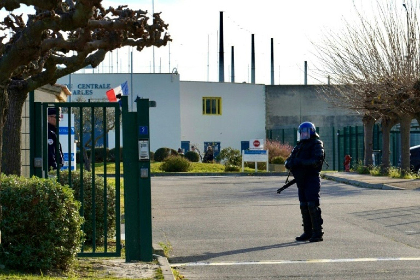 Un policier à l'entrée de la prison d'Arles (Bouches-du-Rhône), le 3 janvier 2025 © Téa ZIADE