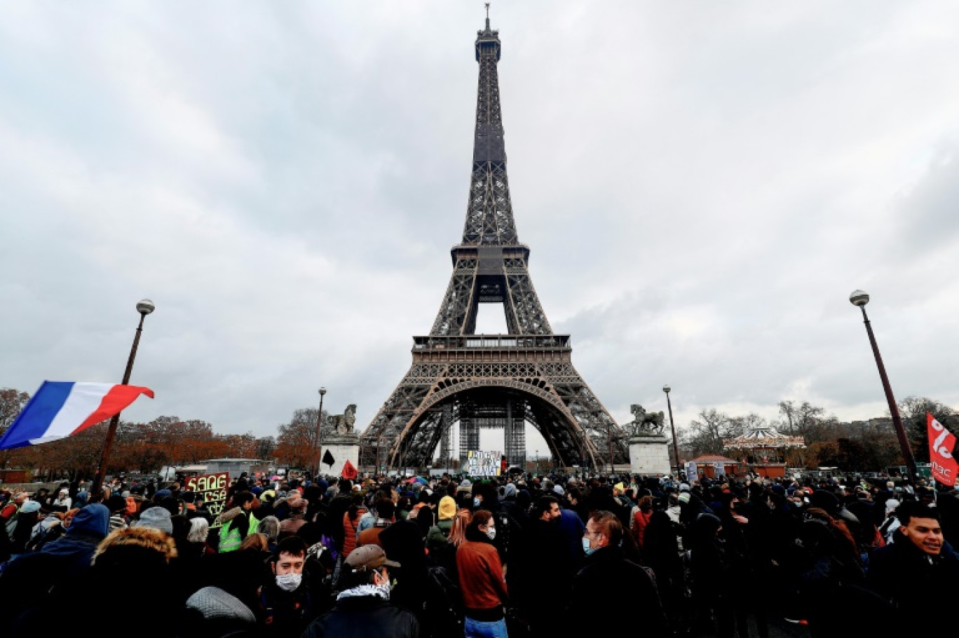 Une marche blanche en mémoire de Cédric près de la tour Eiffel, le 3 janvier 2021 © Sameer Al-DOUMY