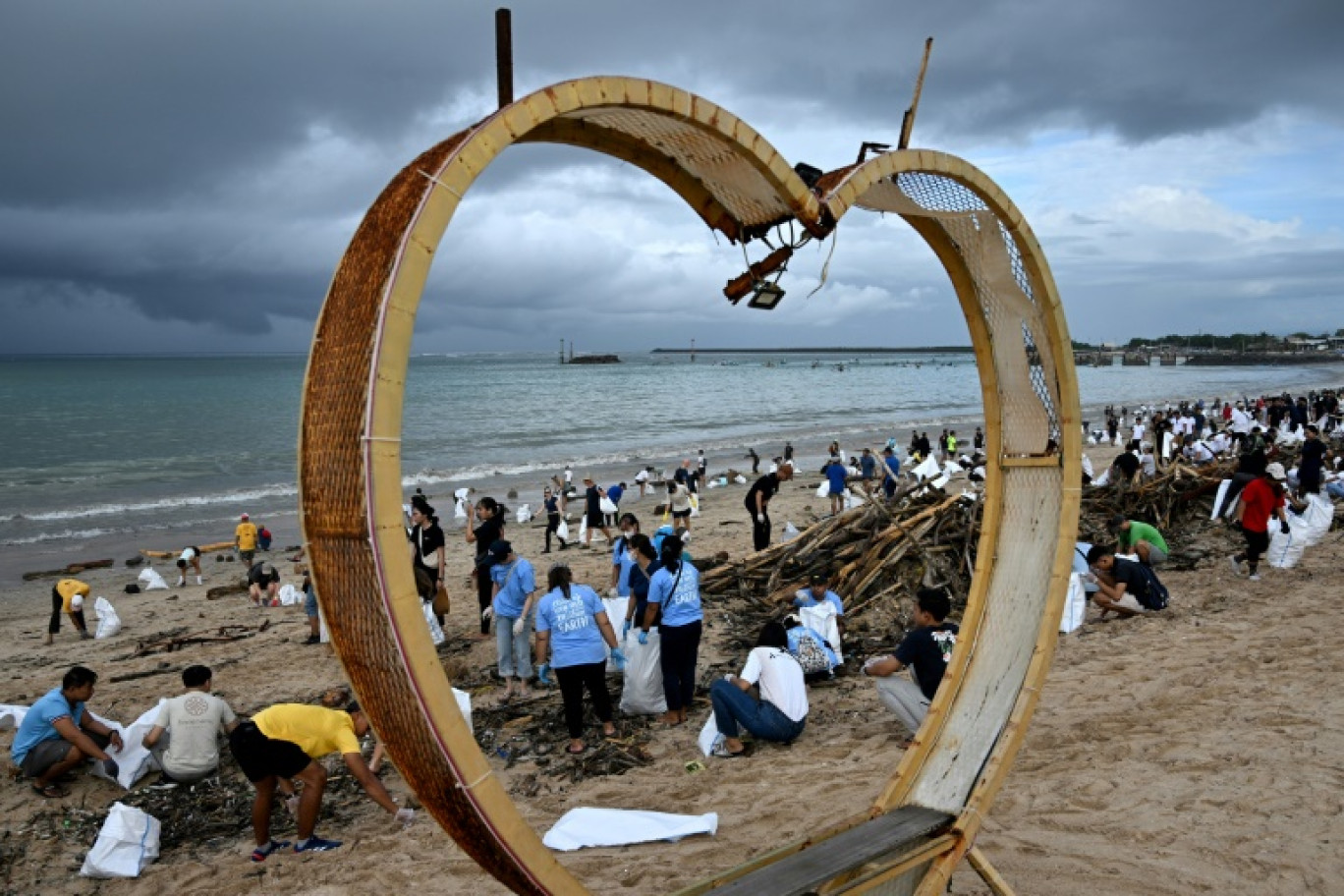 Les déchets sont ramassés de la plage de Kedonganan Badung à Bali en Indonésie © SONNY TUMBELAKA