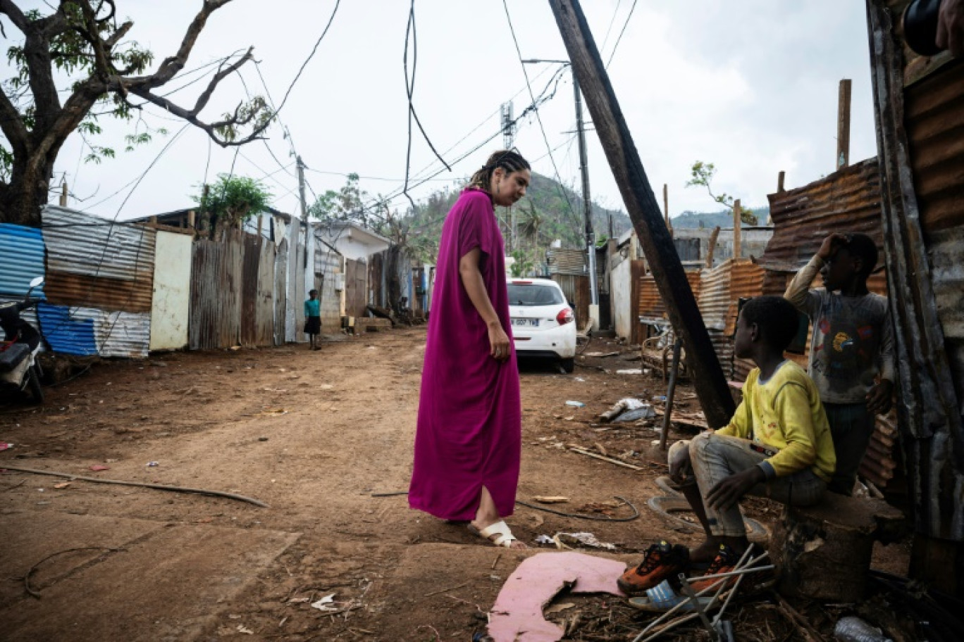 La psychologue Mona Fandi rencontre des habitants du quartier de Cavani Sud (est de Mayotte), pour leur proposer une aide médicale, le 2 janvier 2025 © JULIEN DE ROSA