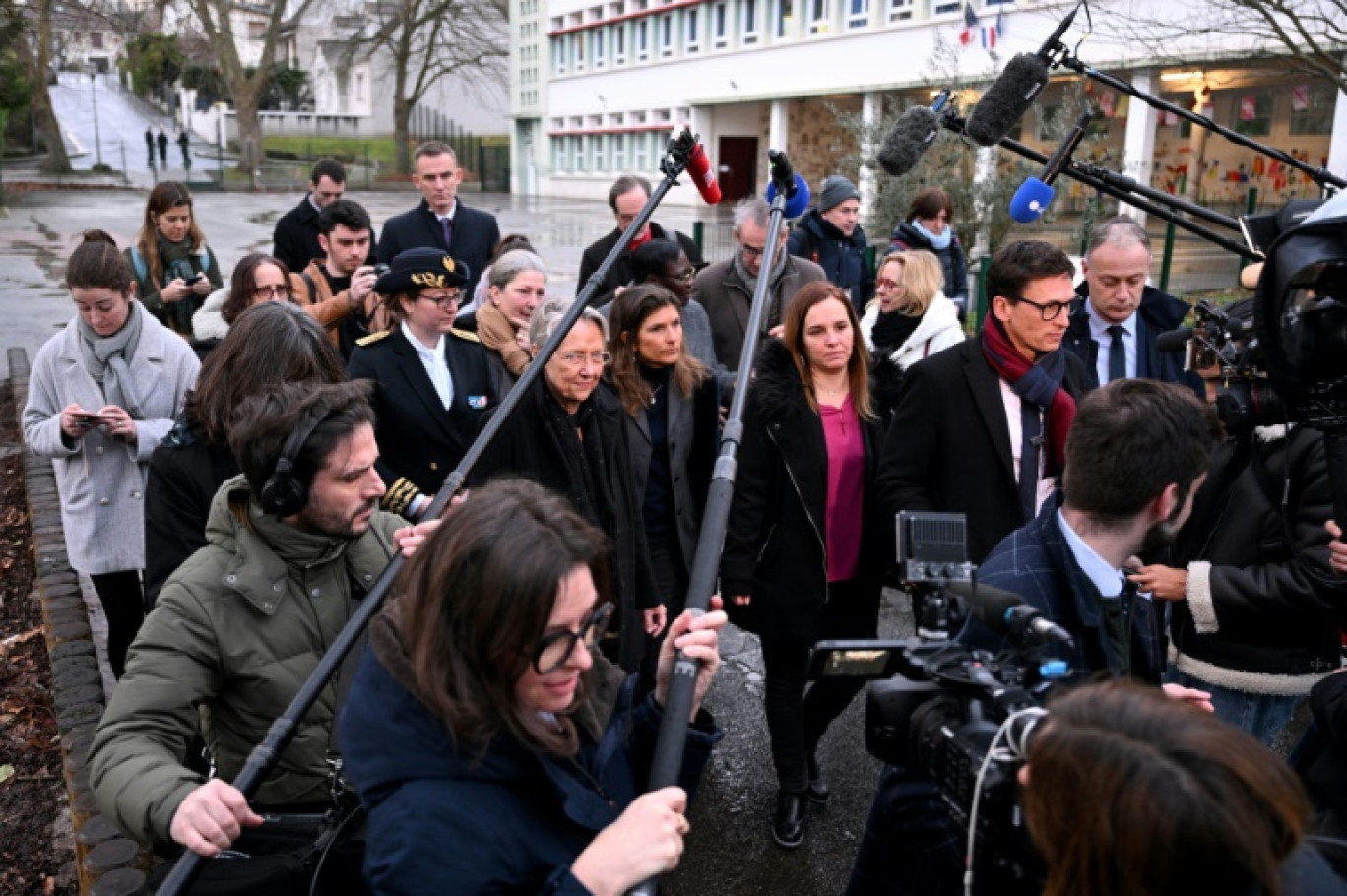 La ministre de l'Éducation, de l'Enseignement supérieur et de la Recherche Élisabeth Borne accompagnée de la directrice de l'école élémentaire Hélène Boucher de Longjumeau (Essonne), le 6 janvier 2025 © Anna KURTH