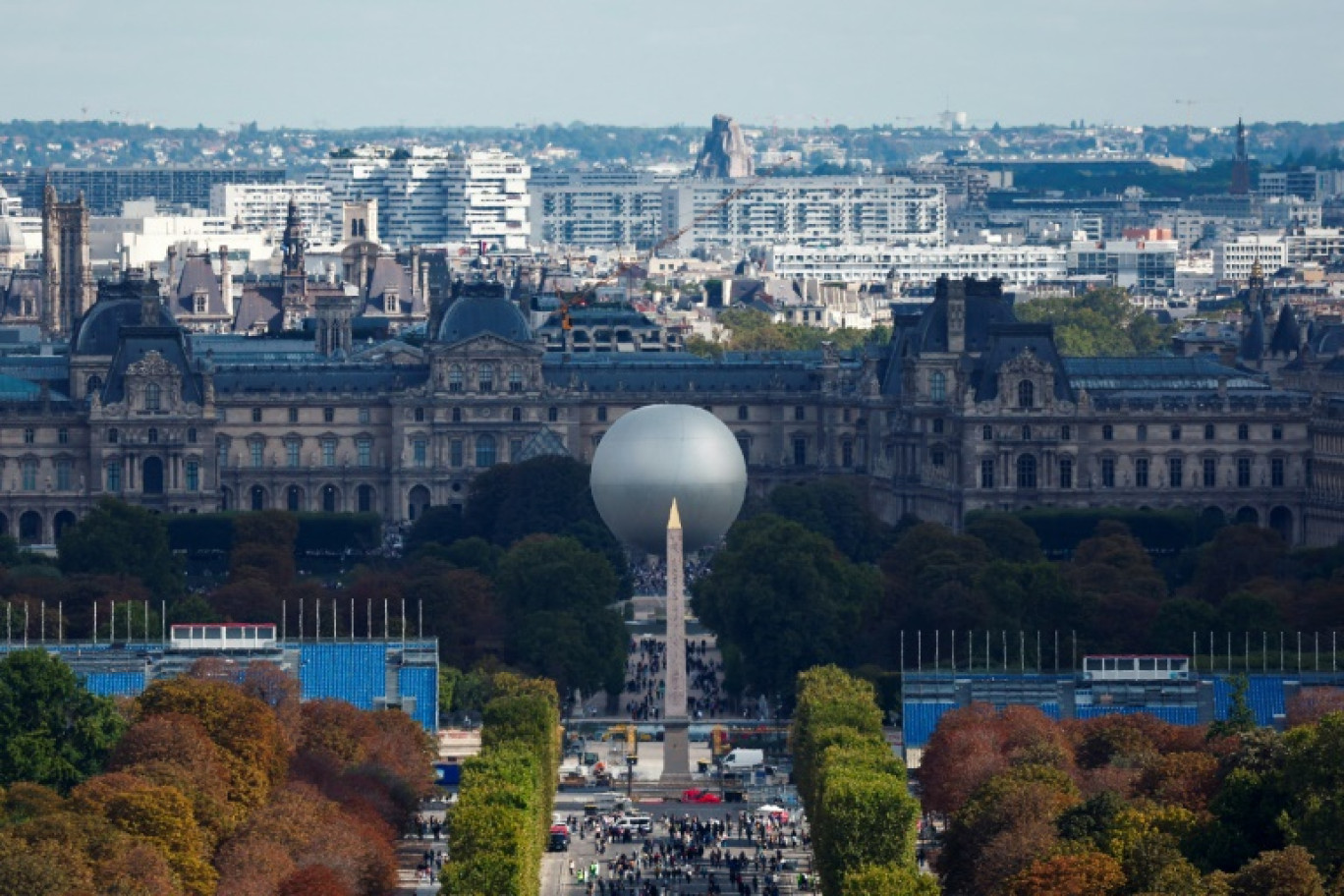 Vue générale de l'obélisque sur la place de la Concorde, de la vasque olympique aux Tuileries et du musée du Louvre, à Paris le 14 septembre 2024 © Gonzalo Fuentes