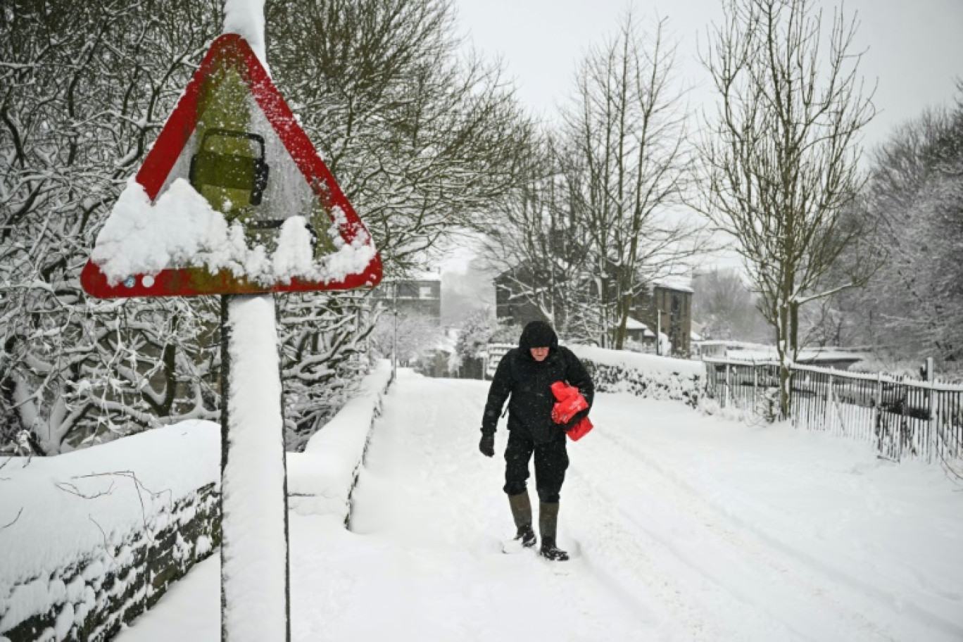 Un piéton dans la neige, à Marsden, dans le nord de l'Angleterre, le 5 janvier 2025 © Oli SCARFF