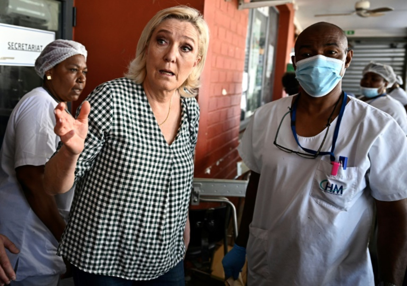 La présidente du groupe Rassemblement national à l'Assemblée Marine Le Pen et la députée RN de Mayotte Anchya Bamana au centre hospitalier de Mamoudzou, le 6 janvier 2025 © JULIEN DE ROSA