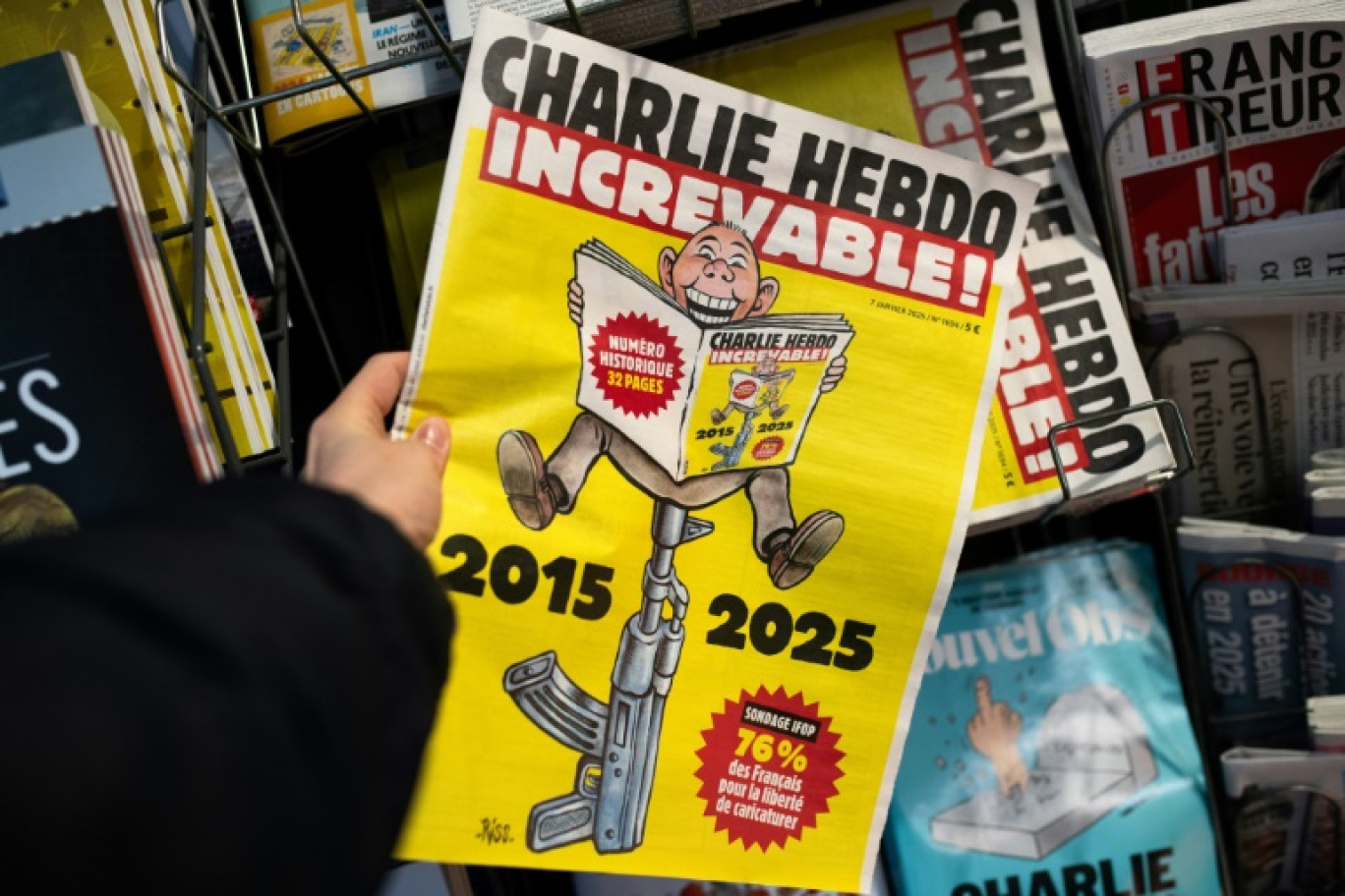 Cette photo montre le numéro spécial du journal satirique Charlie Hebdo avant les 10 ans mardi de l'attentat jihadiste qui a décimé une partie de la rédaction, dans un kiosque parisien le 6 janvier 2025. © Martin LELIEVRE