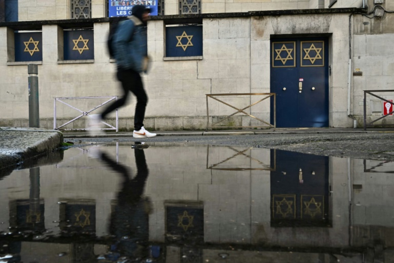 Devant la synagogue de Rouen, le 7 janvier 2025 © LOU BENOIST