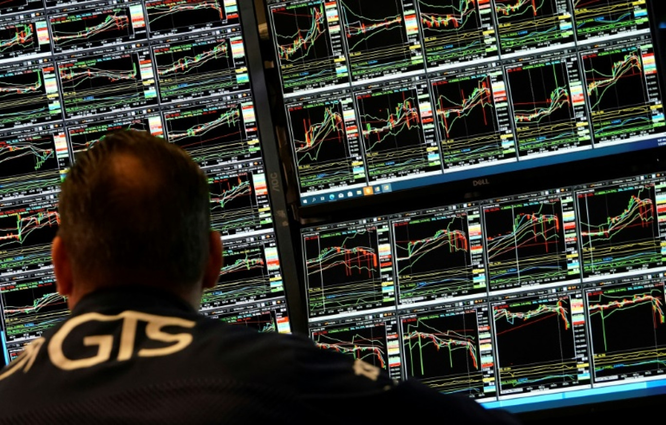 Trader à son desk sur le parquet du New York Stock Exchange (NYSE) le 2 janvier 2025. © TIMOTHY A. CLARY