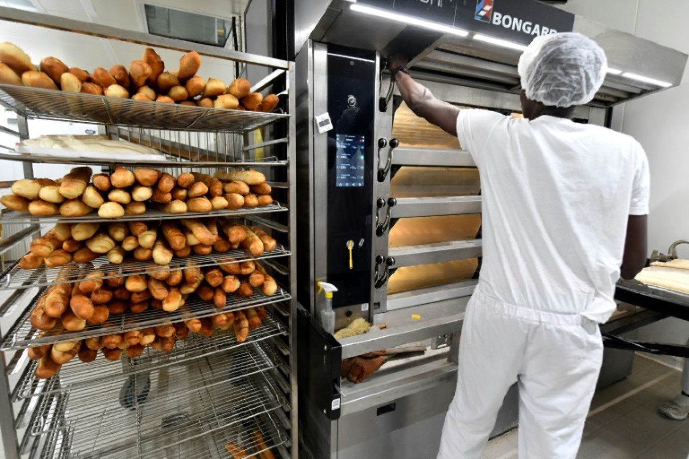 Un détenu prépare des baguettes dans une boulangerie installée au Centre de détention de Châteaudun, le 8 janvier 2025 en Eure-et-Loire © JEAN-FRANCOIS MONIER