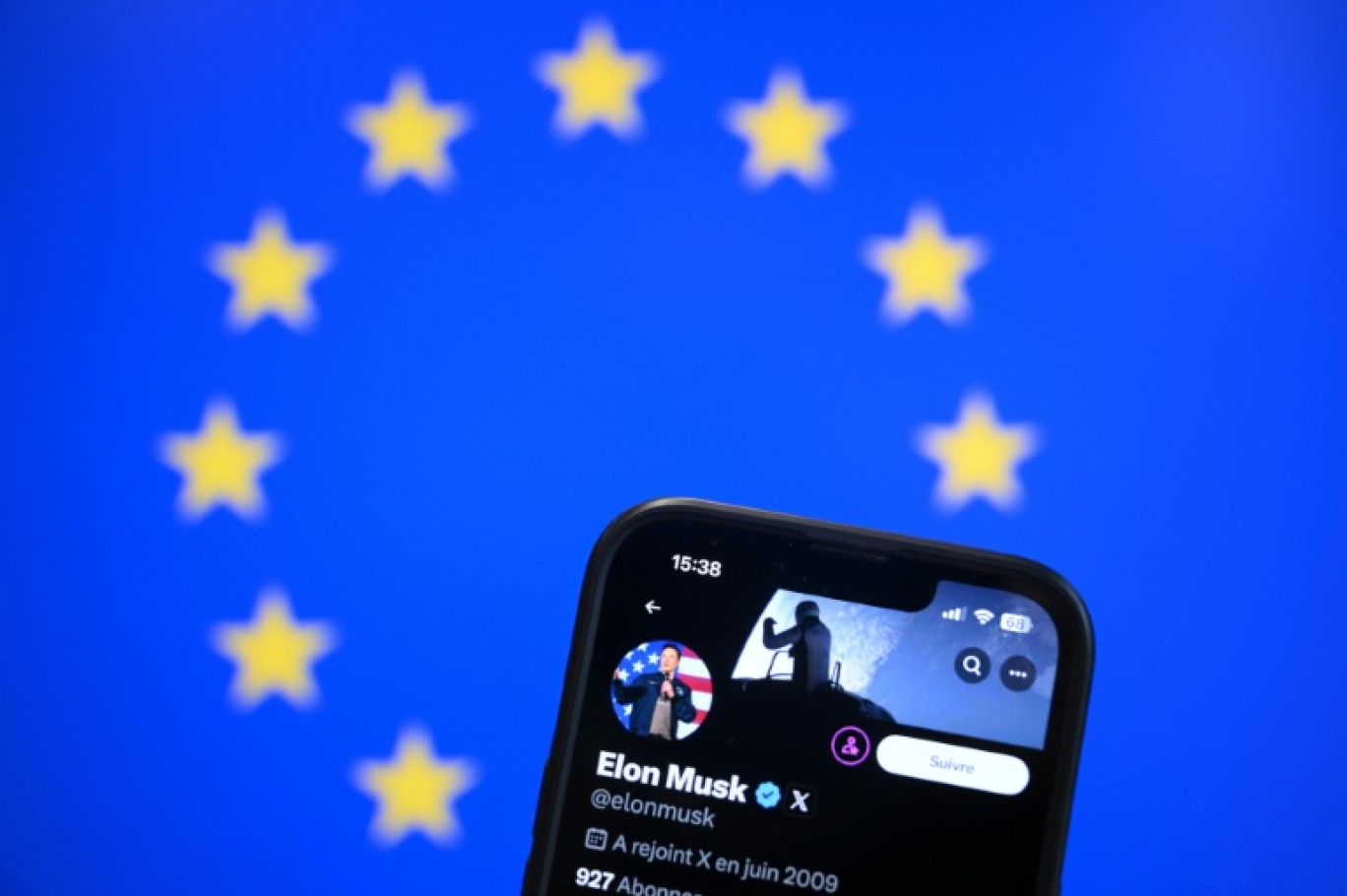 Le compte X d'Elon Musk devant le drapeau européen © Nicolas TUCAT