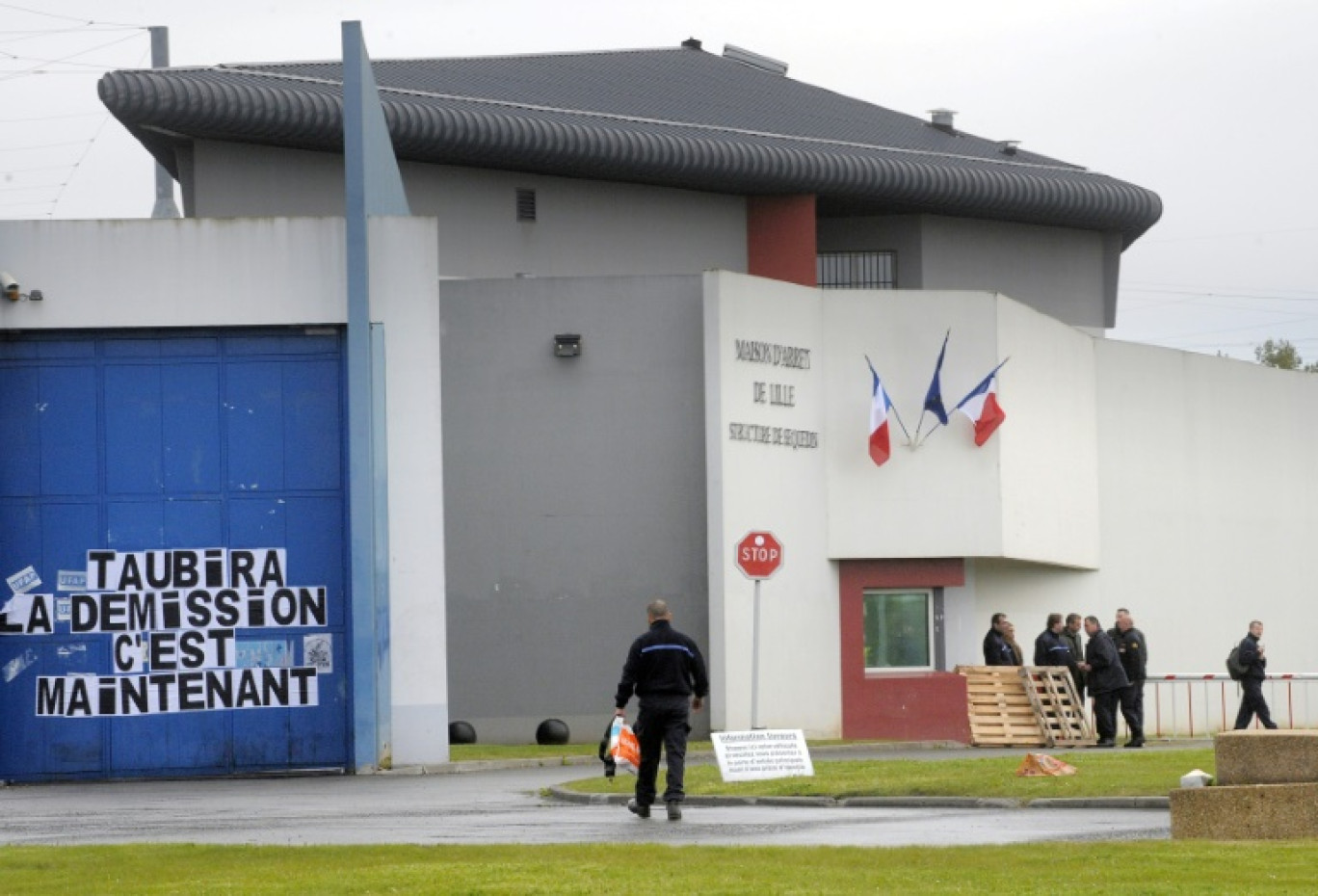 Des policiers devant la prison de Lille Sequedin après l'évasion de Redoine Faïd le 15 mai 2013 © FRANCOIS LO PRESTI