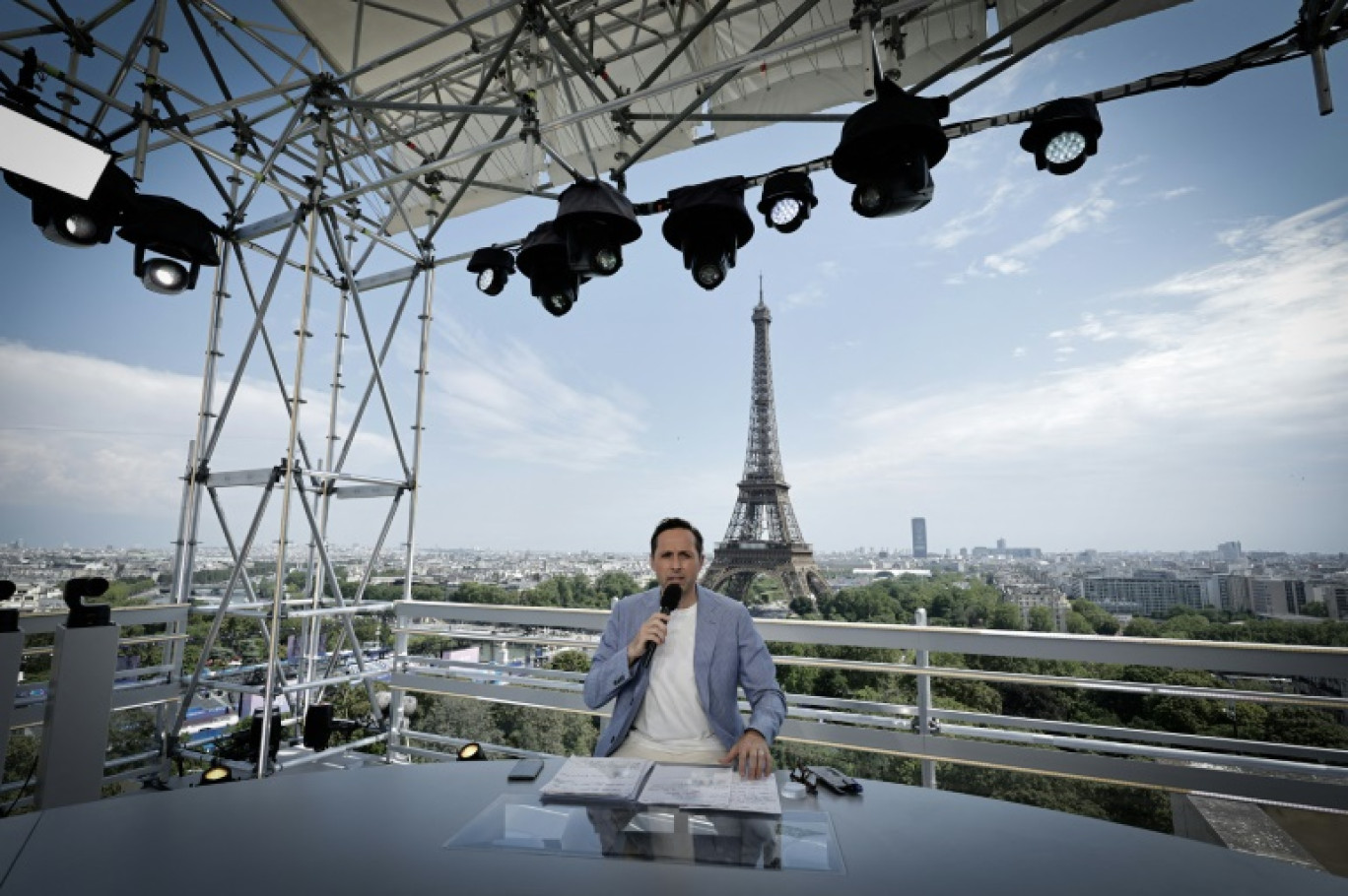 France Télévisions et le présentateur sportif Cédric Beaudou ont trouvé un accord pour que ce dernier continue de commenter le rugby à l'antenne, en évitant tout conflit d'intérêt éventuel avec sa conjointe, la nouvelle ministre des Sports Marie Barsacq © STEPHANE DE SAKUTIN