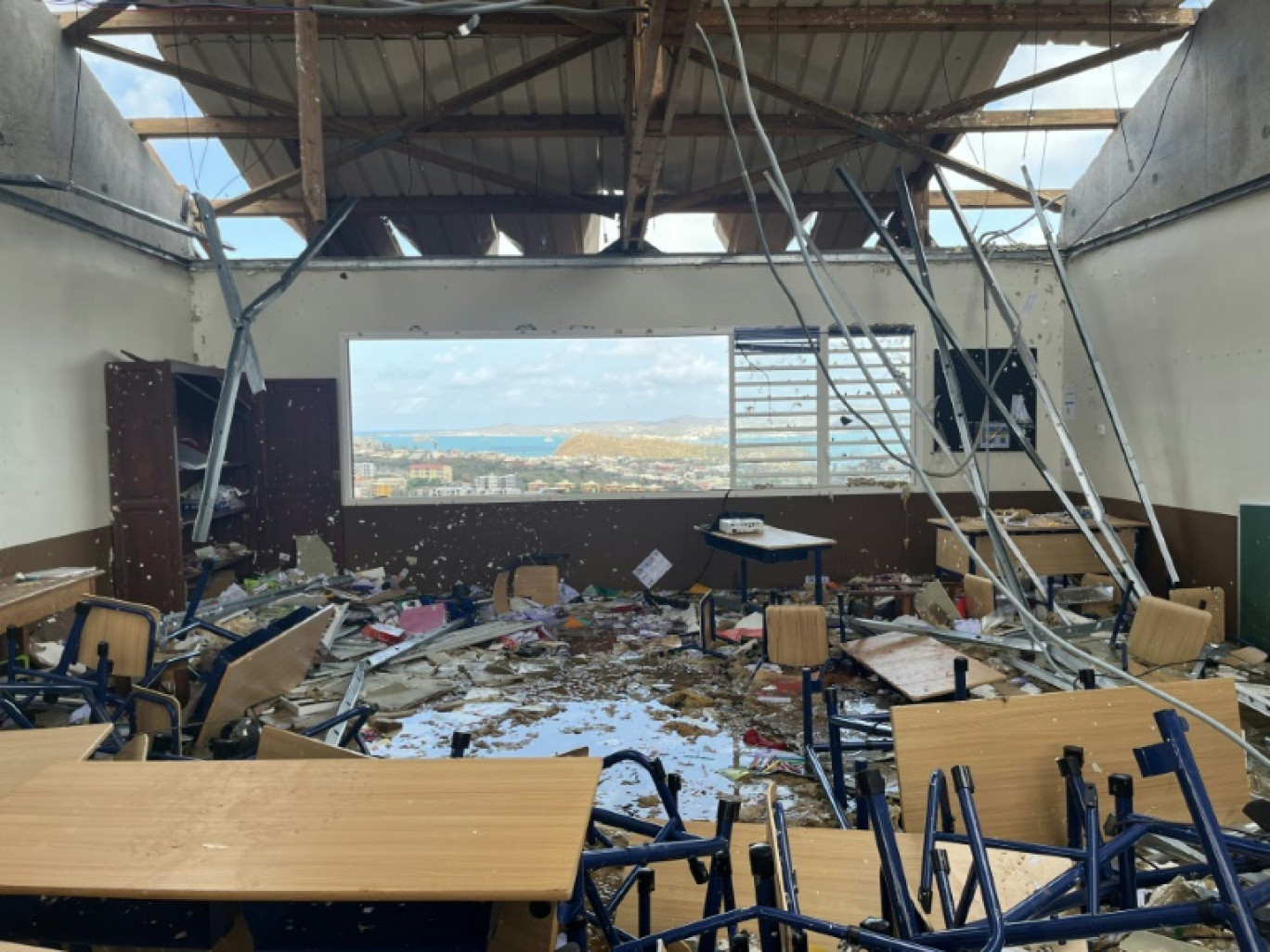 Une salle de classe détruite par le passage du cyclone Chido à Mamoudzou, à Mayotte, le 14 décembre 2024 © Alexis DUCLOS