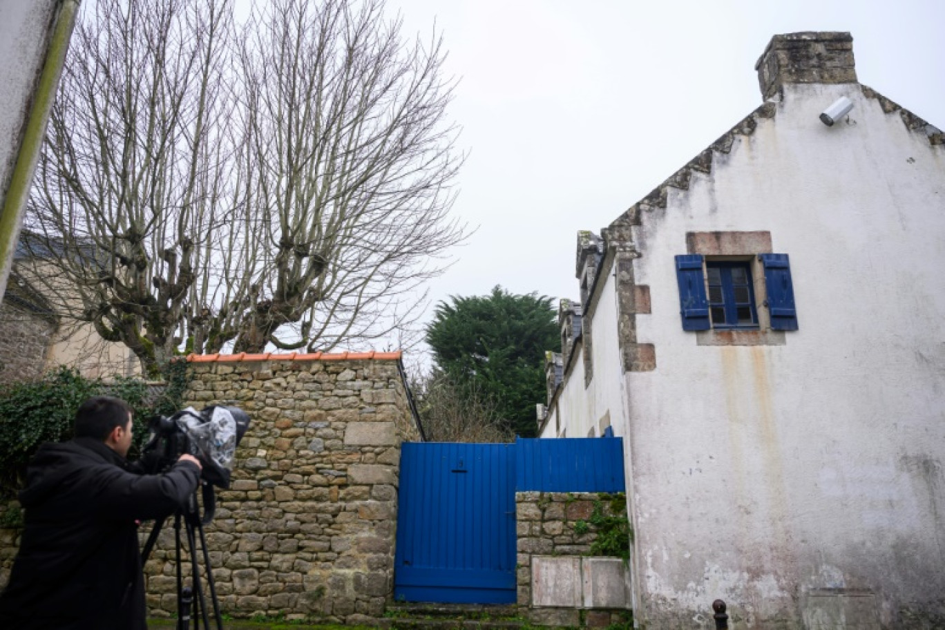 Des journalistes filment la maison familiale des Le Pen à la Trinité-sur-mer, en Bretagne, le jour du décès de Jean-Marie Le Pen, le 7 janvier 2025 © Loic VENANCE