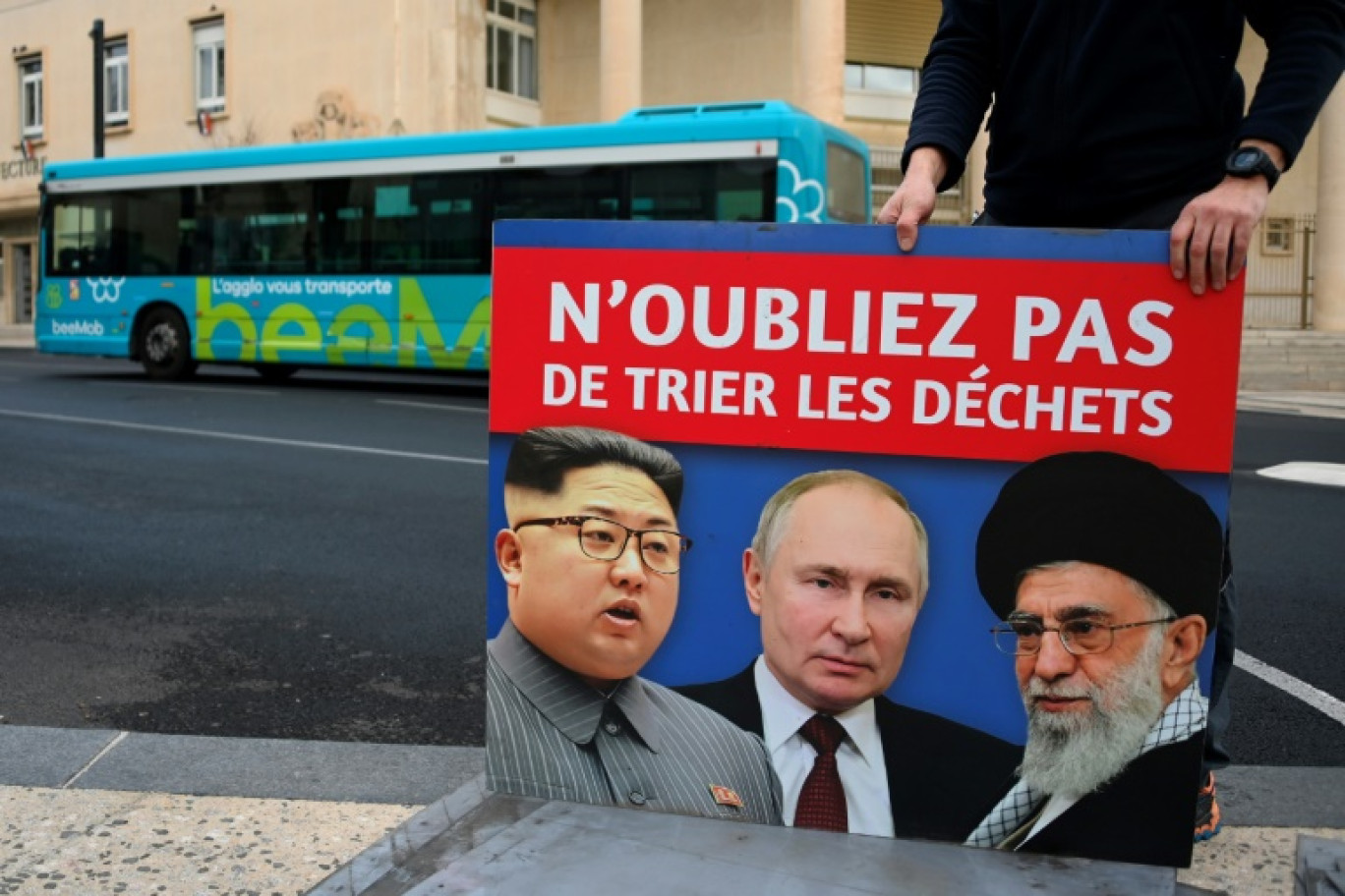 Une affiche de la ville de Béziers affichant les portraits du leader nord-coréen Kim Jong Un, du président russe Vladimir Poutine et de l'ayatollah iranien Ali Khamenei, le 9 janvier 2025 © Sylvain THOMAS