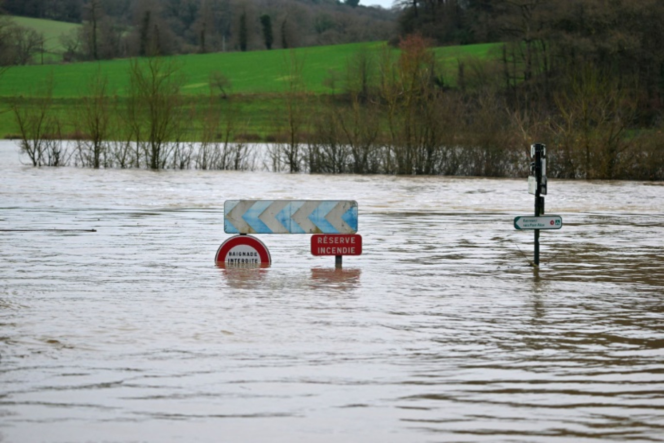 Cette photo aérienne montre des panneaux de signalisation dans une zone inondée autour de la ville de Guichen, le 10 janvier 2025 © Damien MEYER