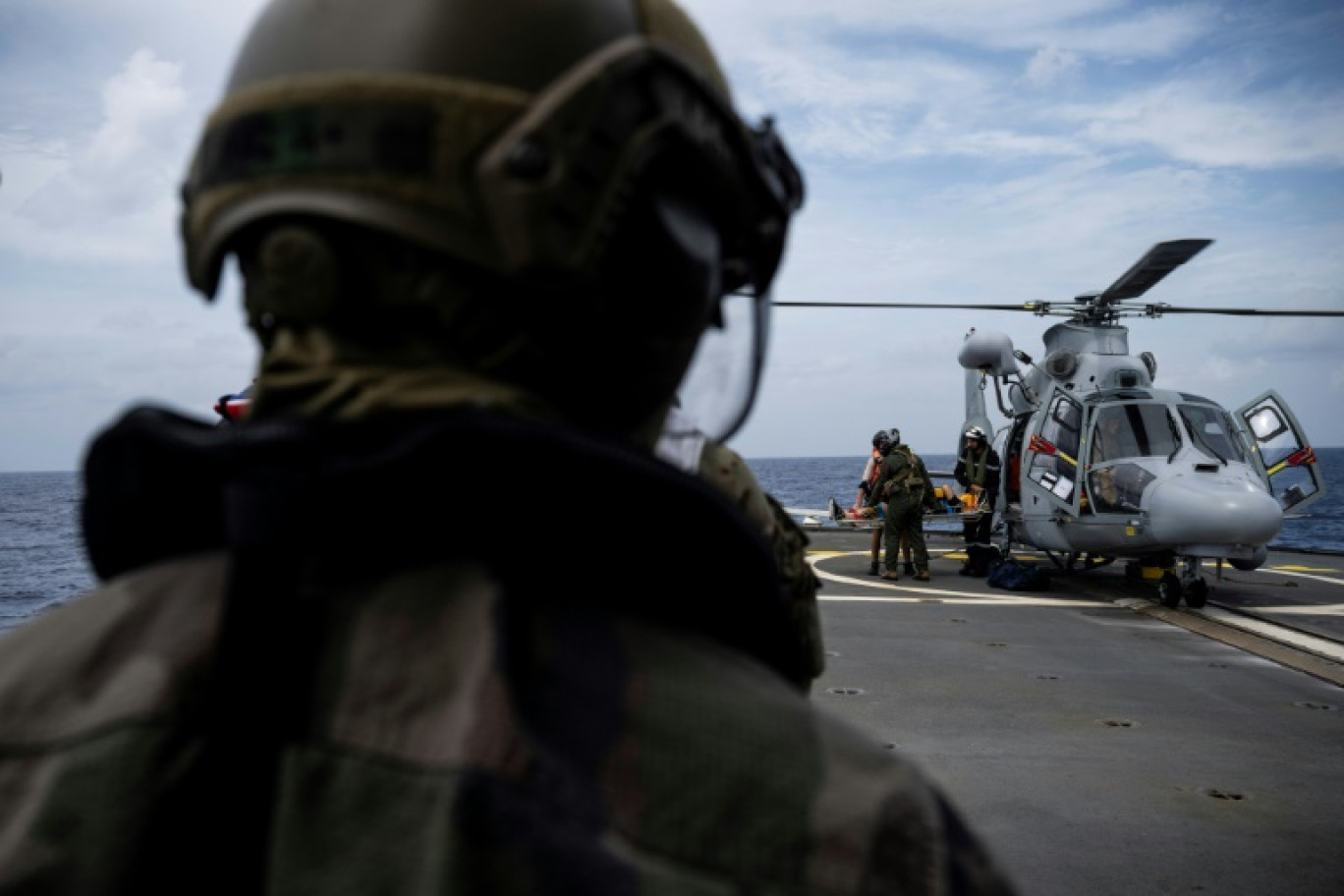 Une mission d'évacuation médicale avec  l'hélicoptère embarqué Eurocopter AS565 Panther, à bord de la frégate de la Marine française Ventôse, au large de la Martinique, le 14 novembre 2024 aux Antilles © JULIEN DE ROSA