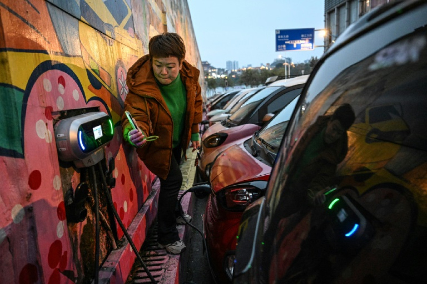 Les ventes au détail de voitures électriques et hybrides en Chine ont grimpé de 40,7% en 2024 par rapport à 2023 © Jade GAO