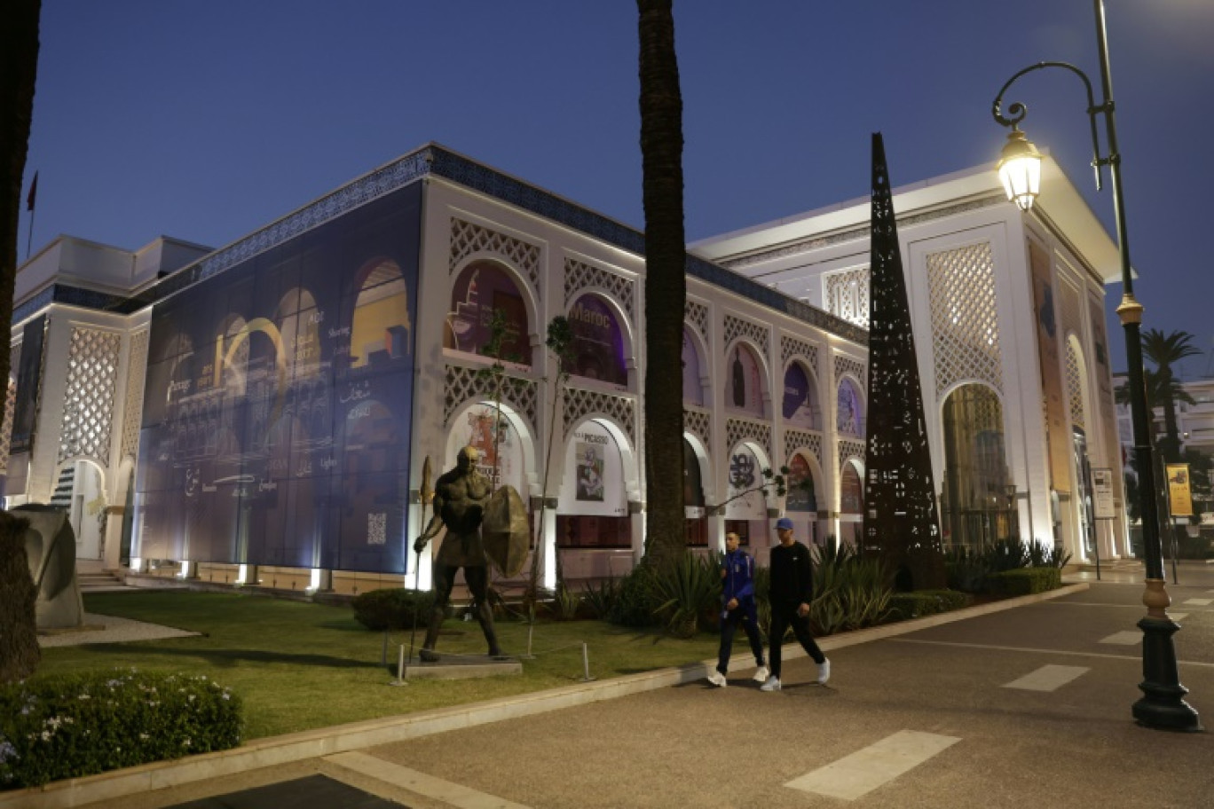 Des piétons passent devant le Musée Mohammed VI d'Art Moderne et Contemporain de Rabat (MMVI) qui a célébré son dixième anniversaire le 4 novembre 2024 © -