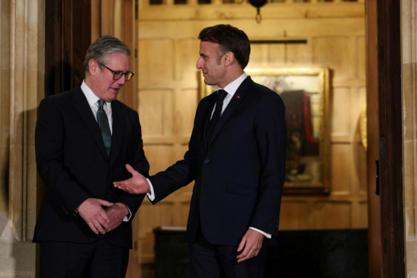 Emmanuel Macron accueilli par Keir Starmer à la résidence de Chequers, en Angleterre, le 9 janvier 2025 © Toby Melville