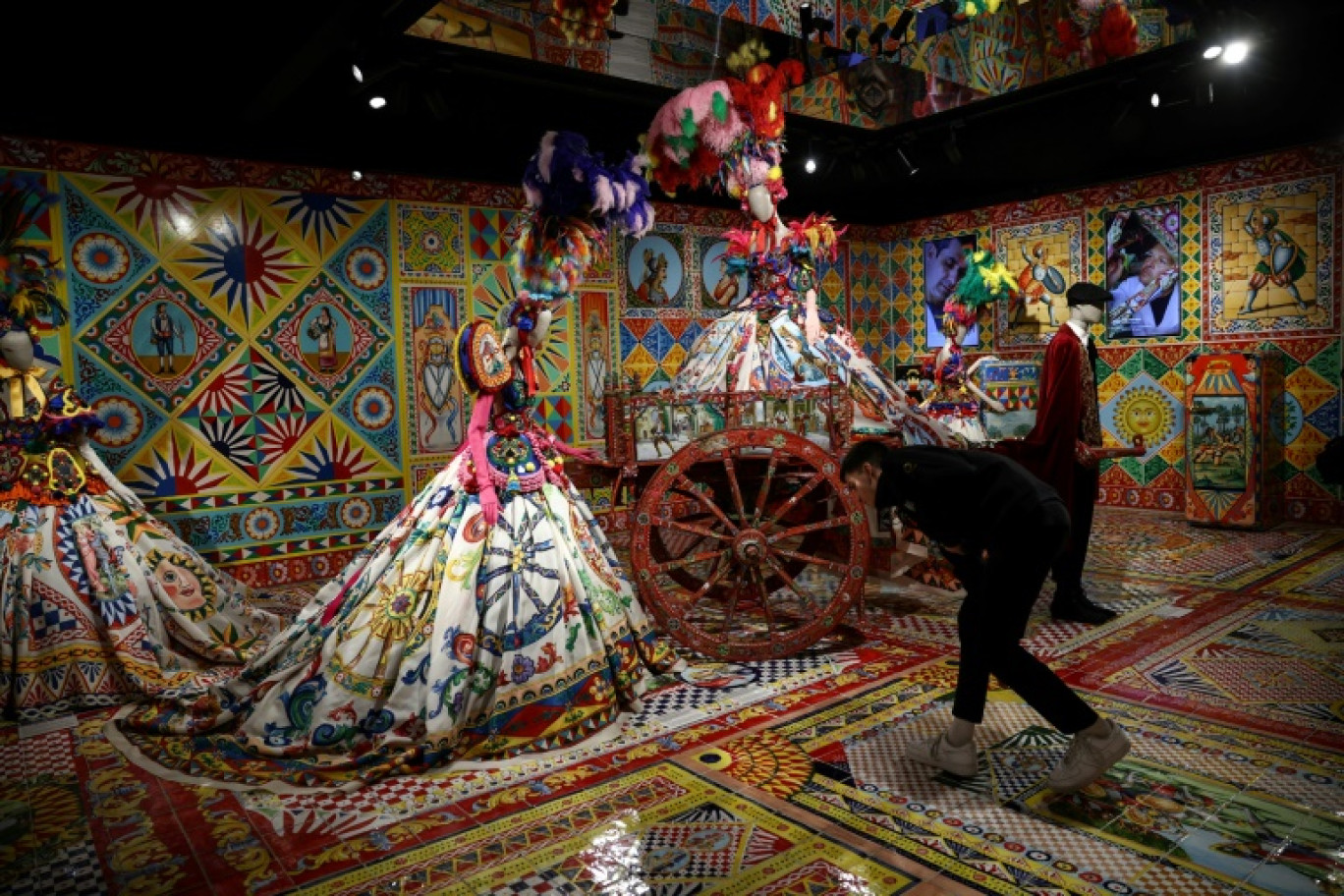 Une visiteuse regarde l'une des créations de la maison de couture italienne Dolce&Gabbana à l'exposition "Du coeur à la main" au Grand Palais à Paris, le 9 janvier 2025 © Anne-Christine POUJOULAT