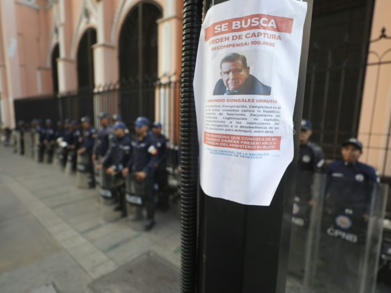 Un avis de recherche de l'opposant Edmundo Gonzalez Urrutia placardé sur un poteau à Caracas, le 8 janvier 2025 © Pedro MATTEY