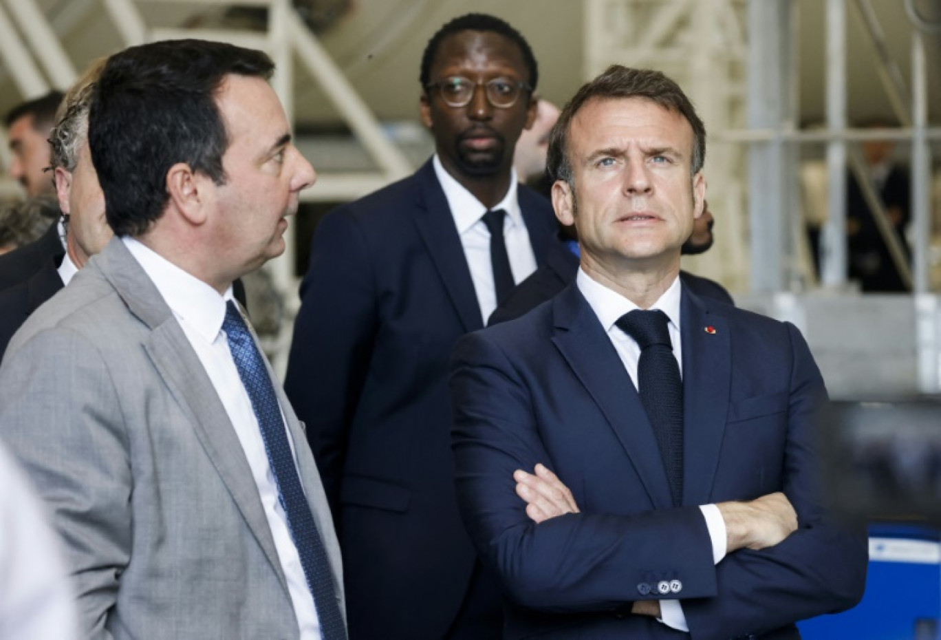 Le PDG d'Arianegroup Martin Sion (à gauche) avec Emmanuel Macron lors d'une visite au centre spatial européen de Kourou, le 26 mars 2024 © LUDOVIC MARIN