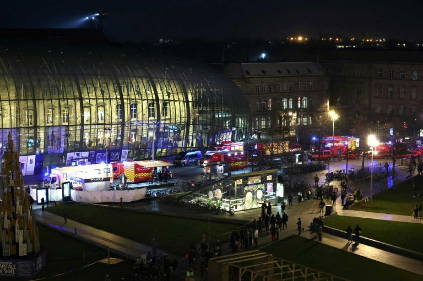 Des véhicules de secours stationnés devant la gare de Strasbourg le 11 janvier 2025 après une collision entre deux tramways © FREDERICK FLORIN