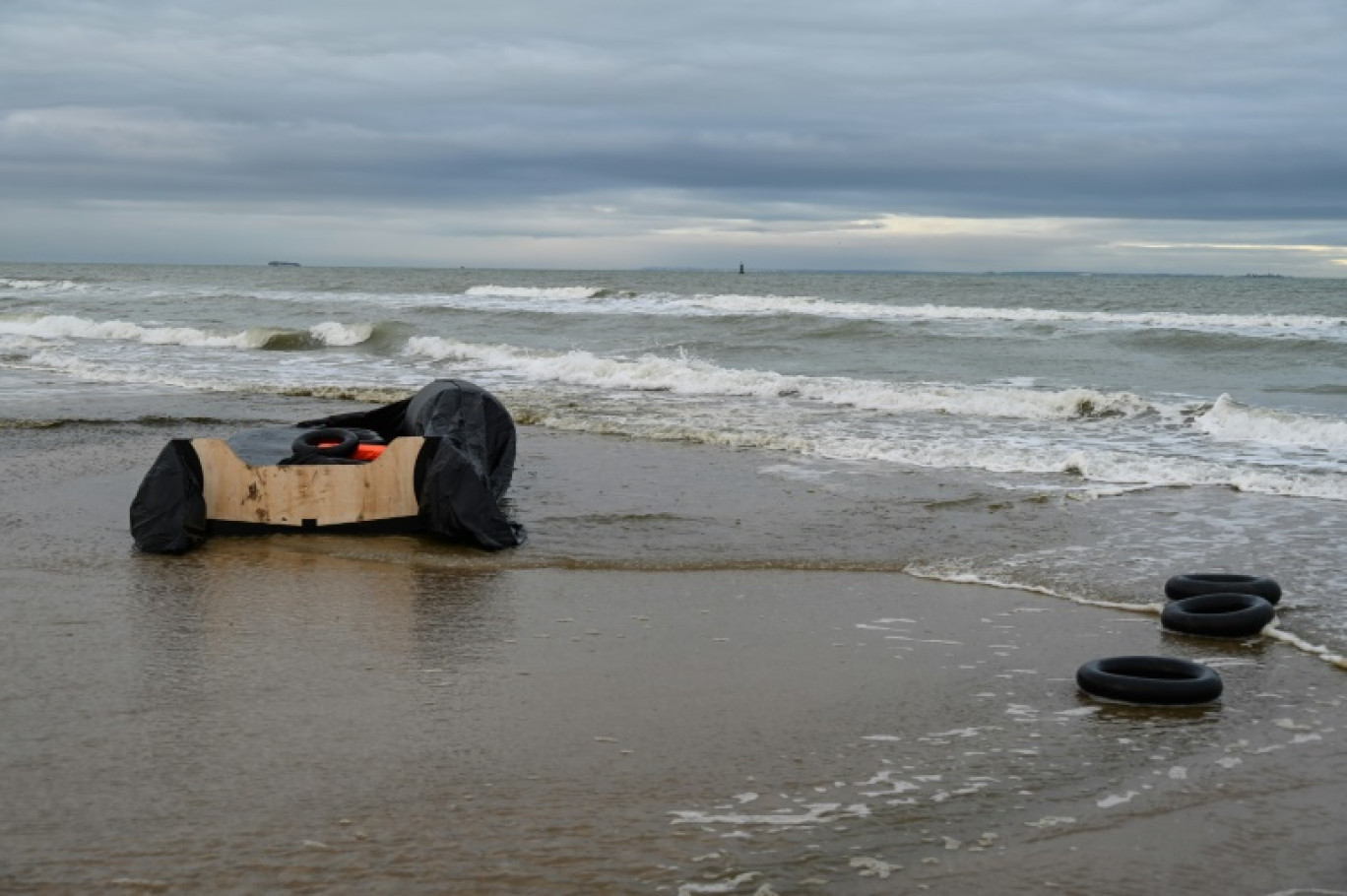 Des gilets de sauvetage, des bouées et un bateau pneumatique dégonflé sur la plage de Sangatte, près de Calais,  après une tentative infructueuse de migrants de traverser illégalement la Manche pour rejoindre la Grande-Bretagne, le 4 décembre 2024 © BERNARD BARRON