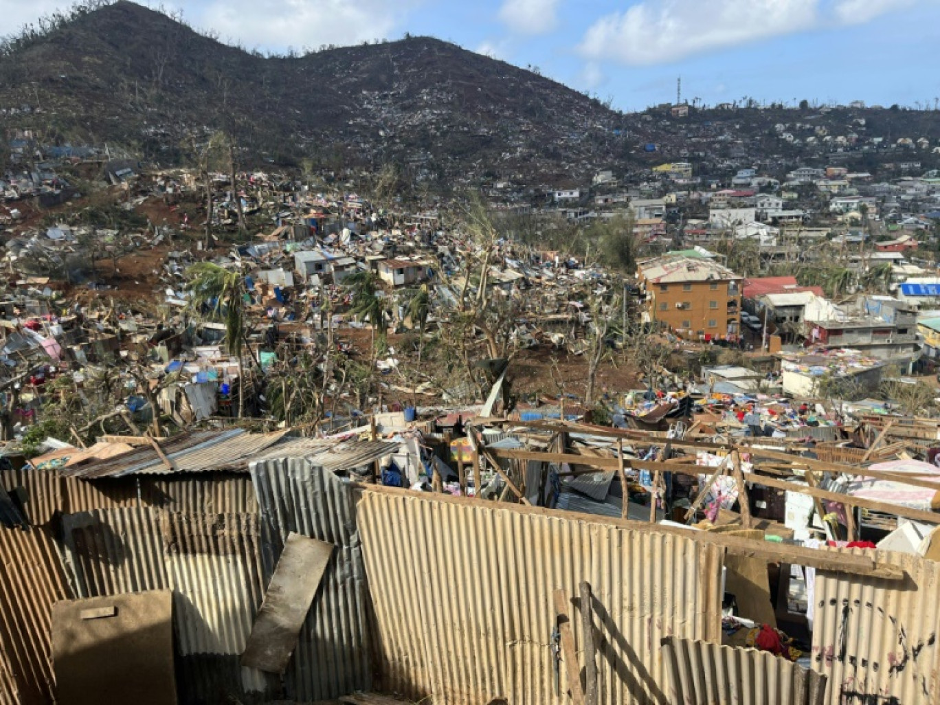 A Mamoudzou, des bâtiments ravagés après le passage en décembre à Mayotte du cyclone Chido, le 8 janvier 2025 © Alexis DUCLOS