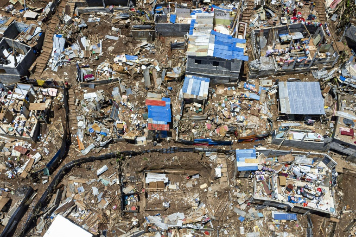 Vue aérienne de quartiers ravagés par le cyclone Chido de la ville de Vahibé, près de Mamoudzou, à Mayotte, le 24 décembre 2024 © PATRICK MEINHARDT