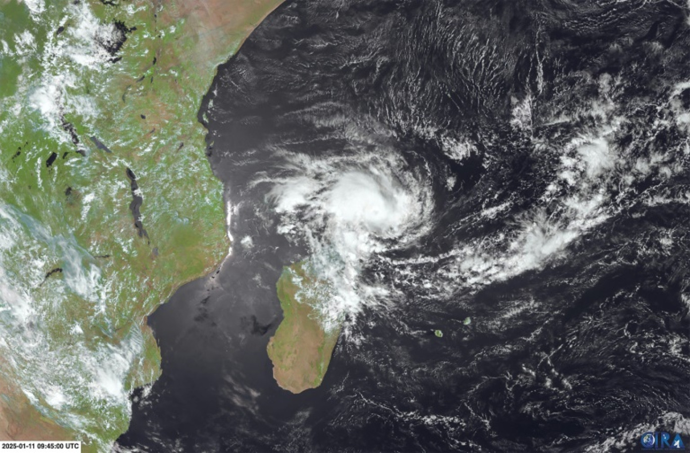 Cette image satellite de l'Agence spatiale européenne (ESA) et de la Colorado State University-CIRA (CSU/CIRA) prise et diffusée le 11 janvier 2025 montre le cyclone Dikeledi s'approchant de Mayotte, à l'ouest de Madagascar et à l'est du Mozambique © -