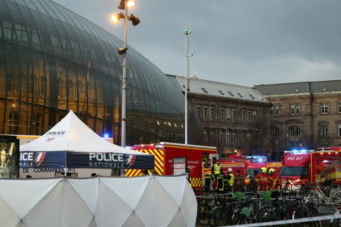 Des secouristes devant la gare de Strasbourg suite à une collision de deux tramways, le 11 janvier 2025 © FREDERICK FLORIN