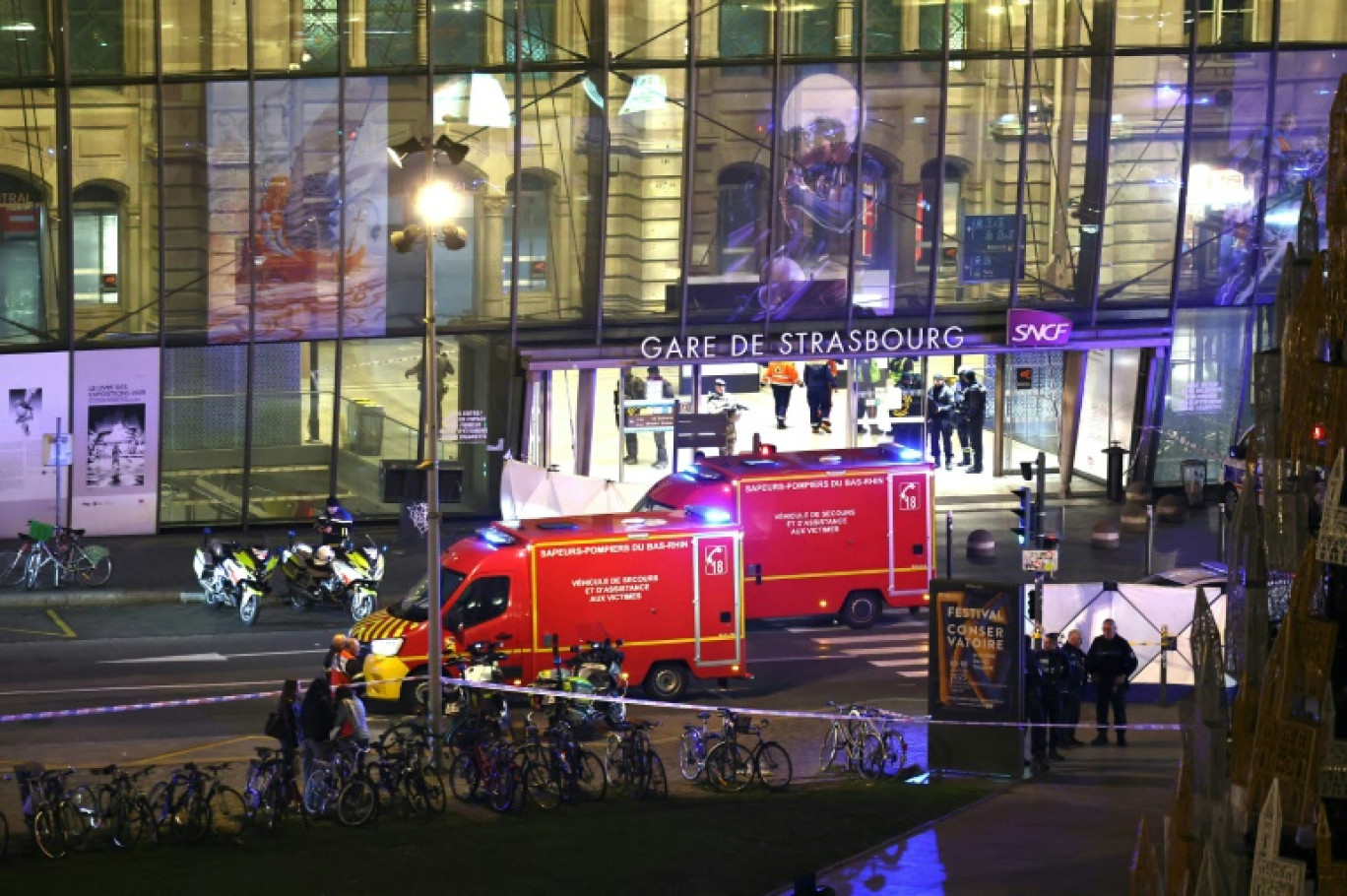 Des pompiers et des véhicules de secours devant la gare de Strasbourg   après l'accident de tramway, le 11 janvier 2025 © FREDERICK FLORIN