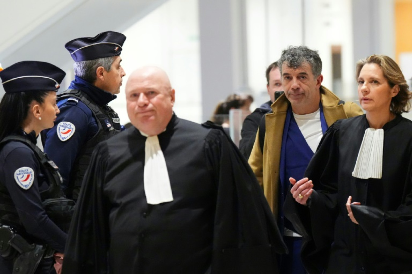 Stéphane Plaza arrive au tribunal correctionnel de Paris, le 9 janvier 2025, avec ses avocats Maître Carlo Alberto Brusa et Maître Hélène Plumet © Dimitar DILKOFF