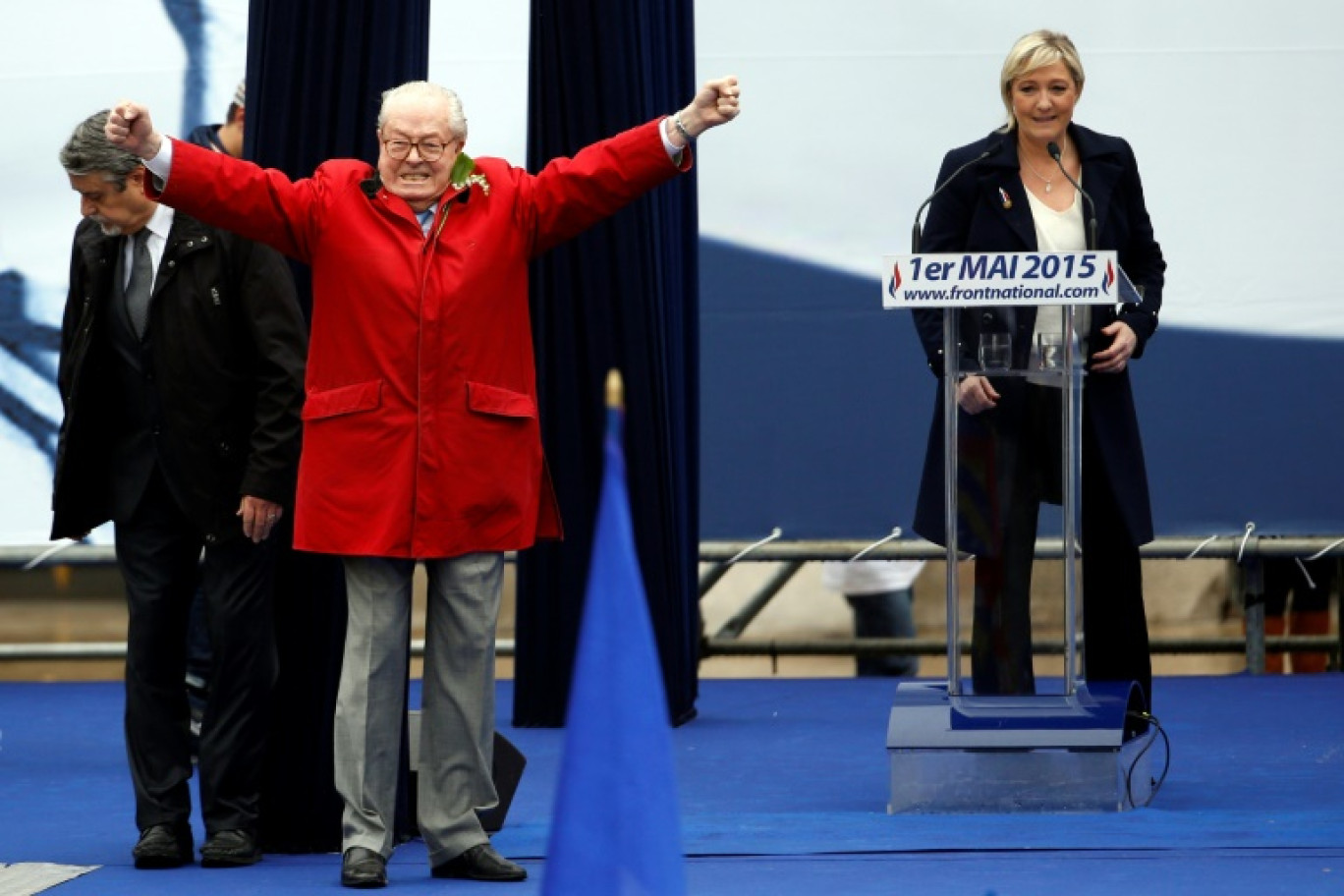 Jean-Marie Le Pen, à gauche, et sa fille Marine, à droite, le 1er mai 2015, à Paris © KENZO TRIBOUILLARD