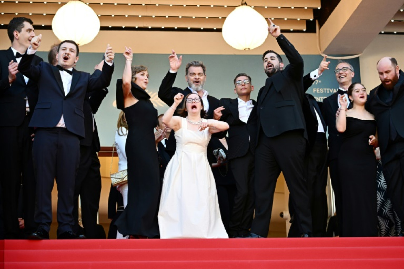 Les acteurs du film "Un p'tit truc en plus" à Cannes dans les Alpes-Maritimes le 22 mai 2024 © LOIC VENANCE