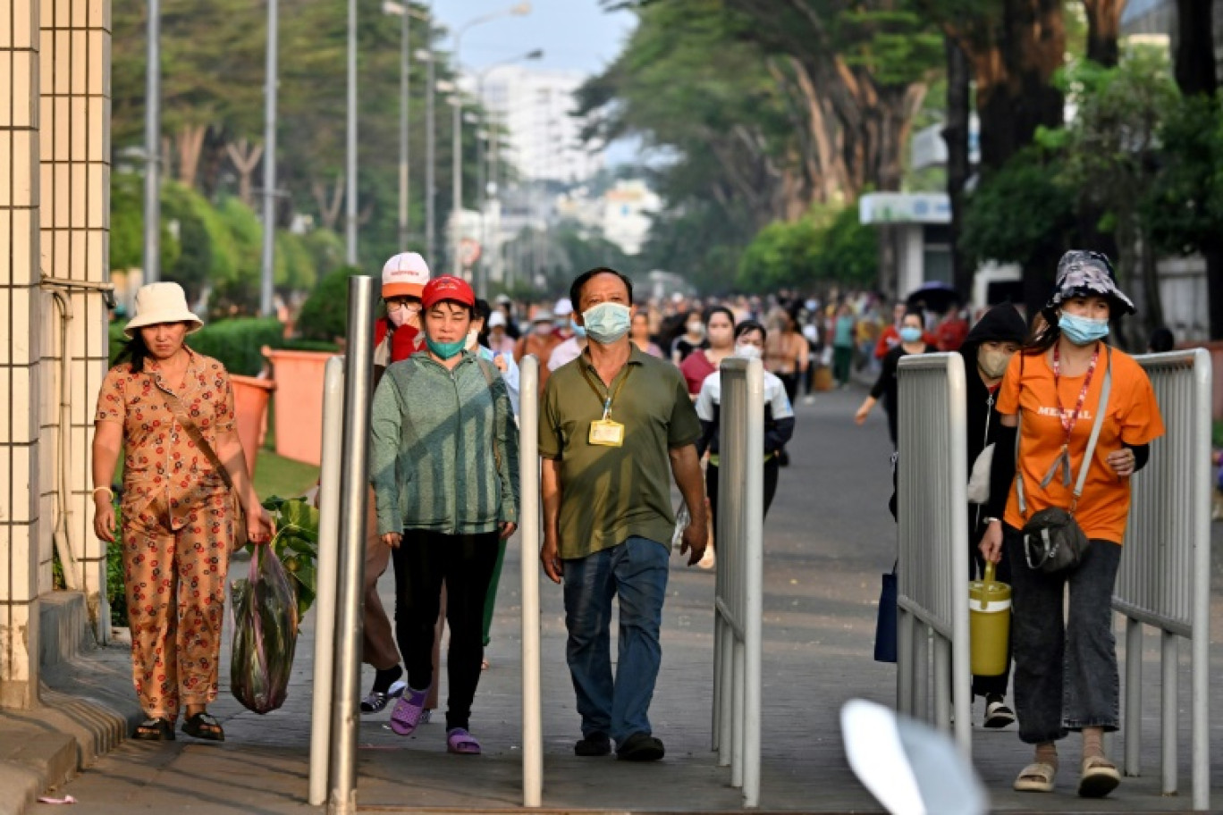 Des ouvriers quittent l'usine Pouyuen Vietnam, du sous-traitant taïwanais Pou Chen, après leur journée de travail, le 23 décembre 2024 à Ho Chi Minh-Ville, au Vietnam © Nhac NGUYEN