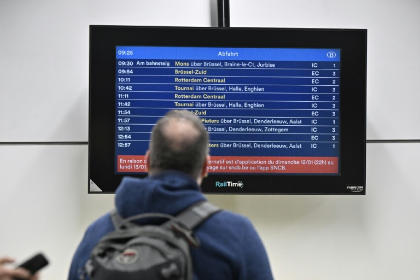 Des dizaines de vols annulés à Bruxelles et Charleroi, deux trains sur trois supprimés sur le réseau national: les transports étaient très perturbés lundi en Belgique par une grève nationale sur la question des retraites, à l'appel des grands syndicats © ERIC LALMAND