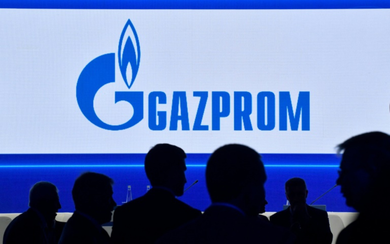 Ecran montrant le logo du géant gazier russe Gazprom lors du Forum international du gaz de Saint-Pétersbourg (nord-ouest de la Russie) le 15 septembre 2022 © OLGA MALTSEVA