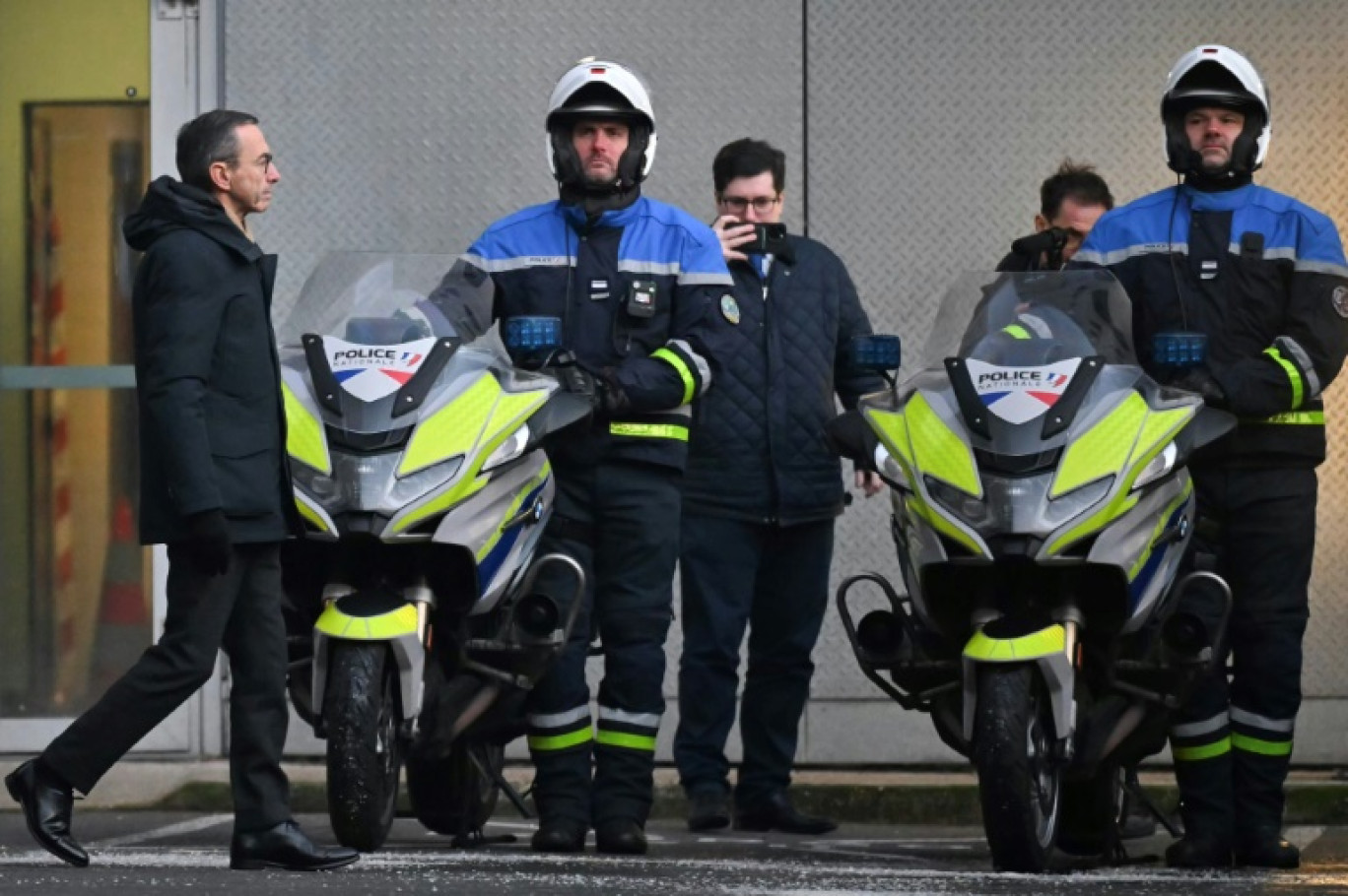 Le ministre de l'Intérieur Bruno Retailleau devant des policiers au Havre le 13 janvier 2025 © LOU BENOIST